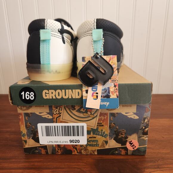 Disney's Nightmare Before Christmas‎ Men's Size 11 Glow in the Dark Shoes New - Picture 14 of 14